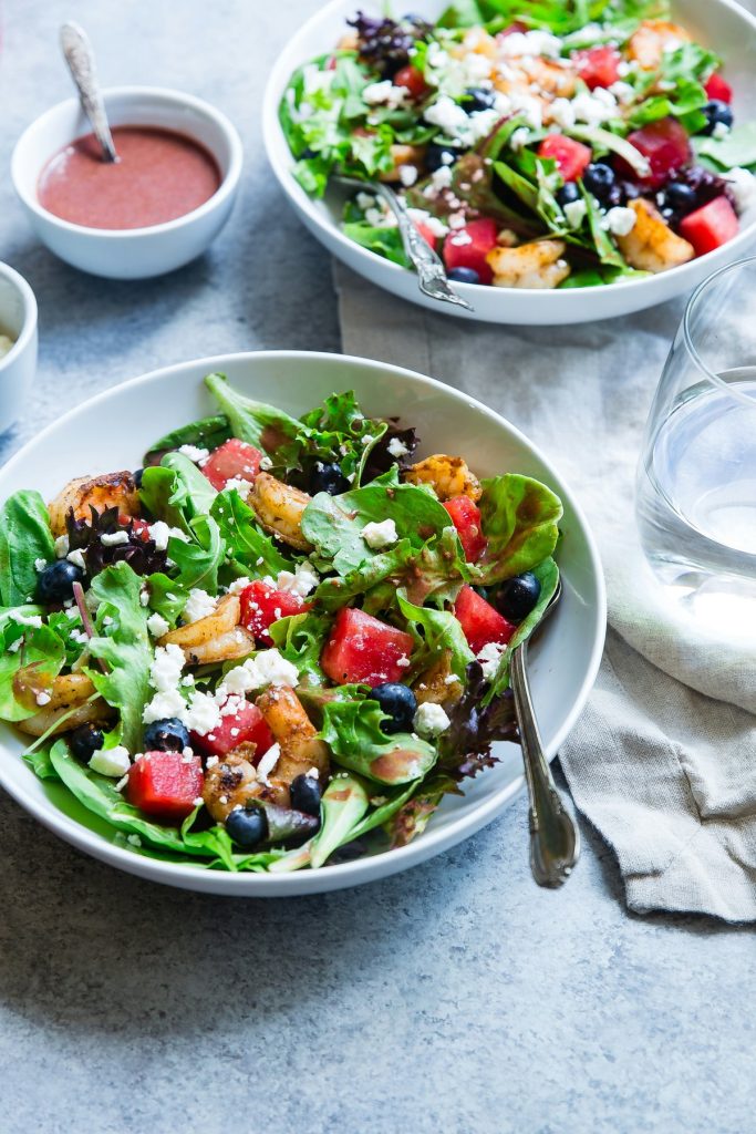 Piatto di insalata greca con verdure fresche, feta e olive.